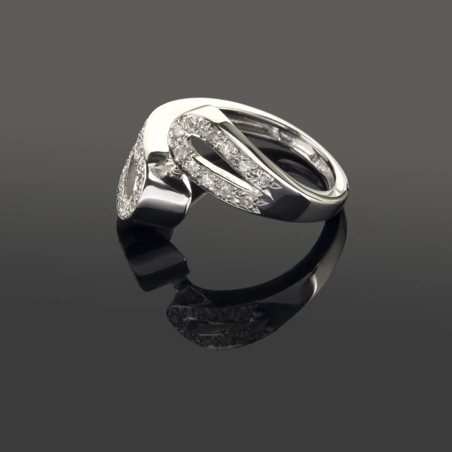 ANILLOS / SORTIJAS Sortija realizada en oro blanco y motivos con brillantes.