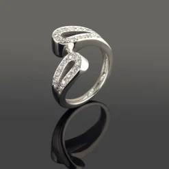 ANILLOS / SORTIJAS Sortija realizada en oro blanco y motivos con brillantes.