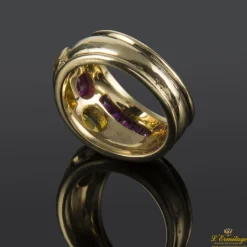 ANILLOS / SORTIJAS Sortija realizada en oro amarillo y motivos con topacios y rubíes.
