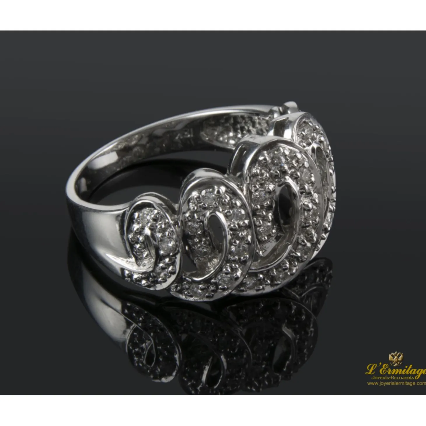 ANILLOS / SORTIJAS Sortija realizada en oro blanco con motivos de brillantes.