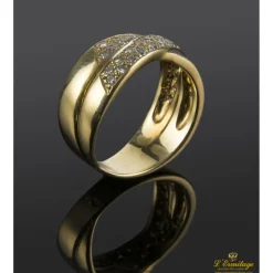 ANILLOS / SORTIJAS Sortija realizada en oro amarillo con banda de brillantes.