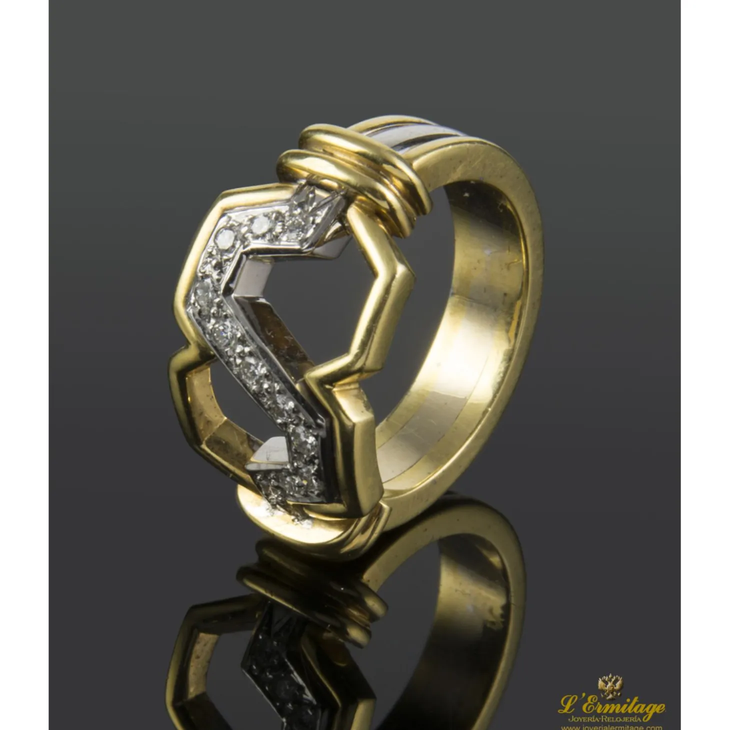 ANILLOS / SORTIJAS Sortija realizada en oro amarillo y oro blanco con motivos con brillantes.