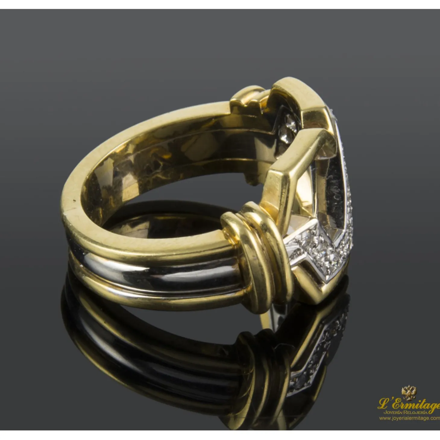 ANILLOS / SORTIJAS Sortija realizada en oro amarillo y oro blanco con motivos con brillantes.
