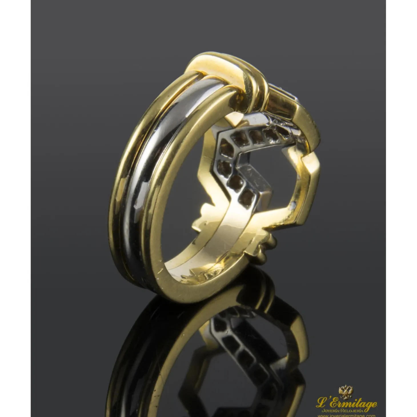 ANILLOS / SORTIJAS Sortija realizada en oro amarillo y oro blanco con motivos con brillantes.