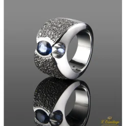 ANILLOS / SORTIJAS Sortija realizada en oro blanco. Presenta un zafiro natural y brillantes