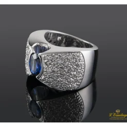 ANILLOS / SORTIJAS Sortija realizada en oro blanco. Presenta un zafiro natural y brillantes