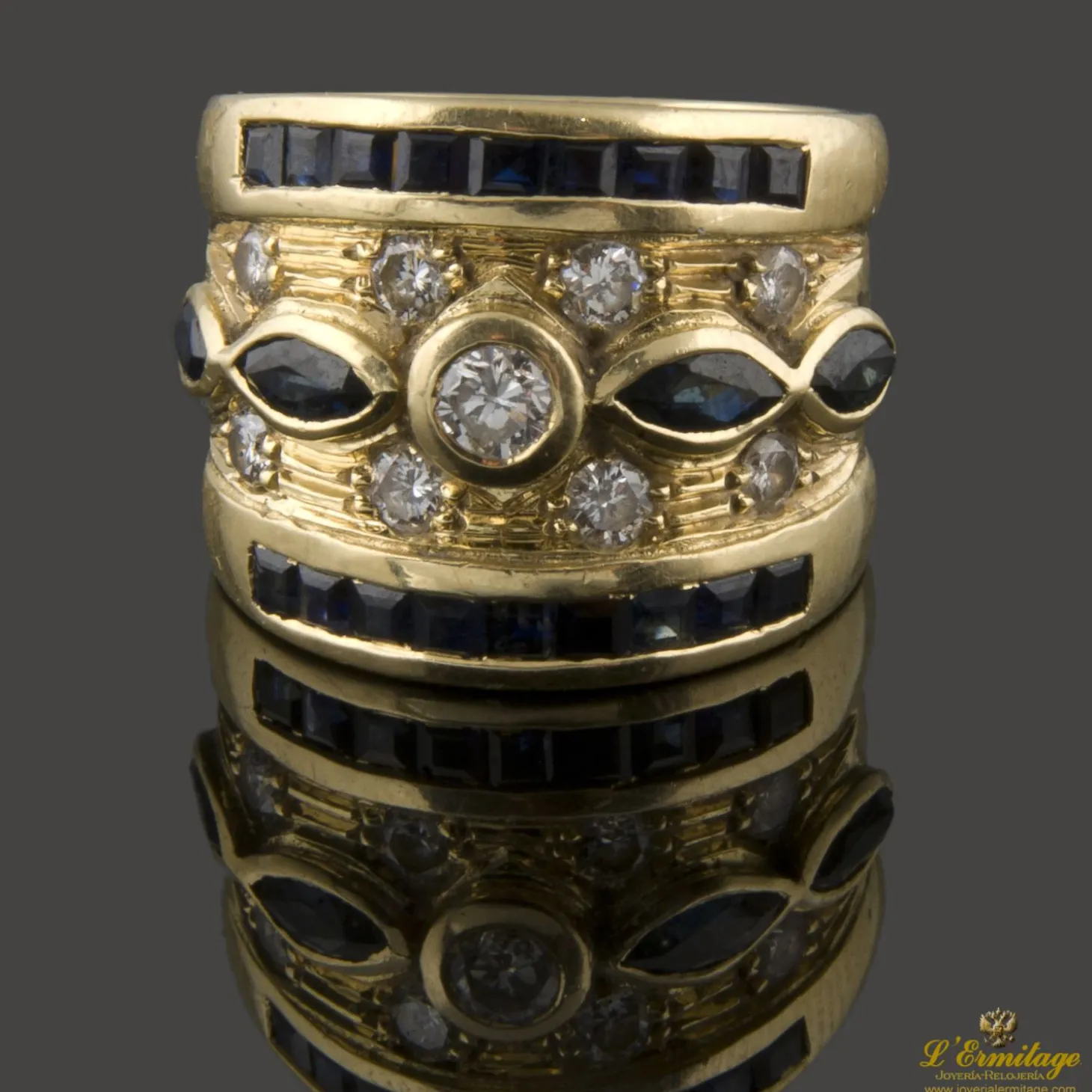 ANILLOS / SORTIJAS Sortija realizada en oro amarillo. Presenta zafiros y brillantes