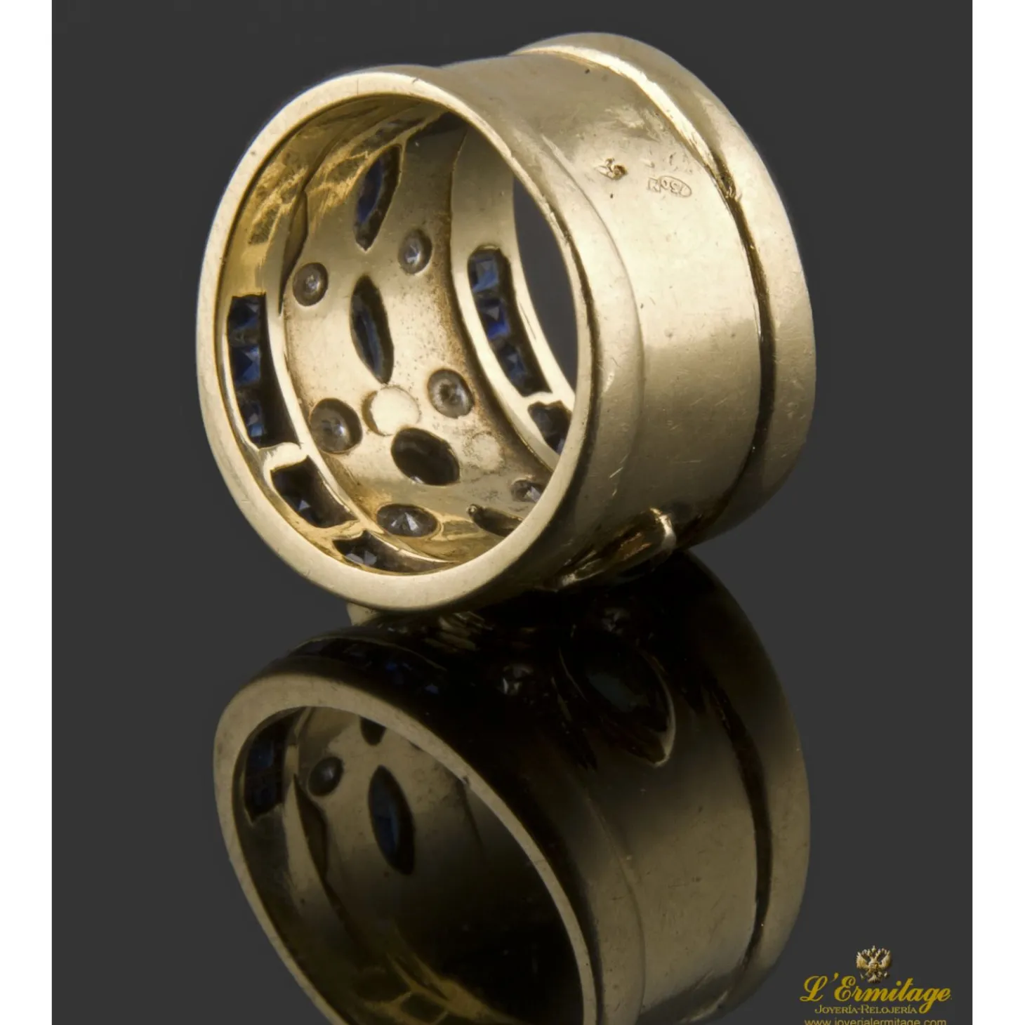 ANILLOS / SORTIJAS Sortija realizada en oro amarillo. Presenta zafiros y brillantes