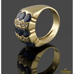 ANILLOS / SORTIJAS Sortija realizada en oro amarillo con zafiros y brillantes.