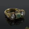 ANILLOS / SORTIJAS Sortija realizada en oro amarillo, circa del siglo xviii, con esmeralda colombiana y dos diamantes.