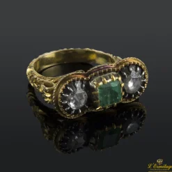 ANILLOS / SORTIJAS Sortija realizada en oro amarillo, circa del siglo xviii, con esmeralda colombiana y dos diamantes.