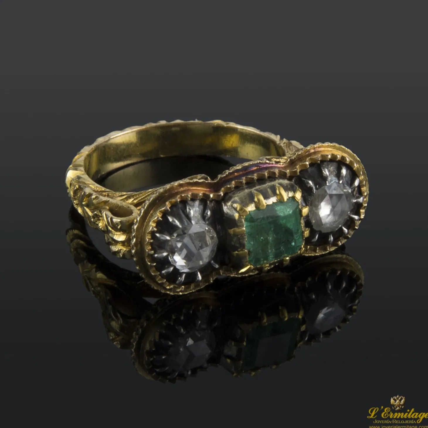 ANILLOS / SORTIJAS Sortija realizada en oro amarillo, circa del siglo xviii, con esmeralda colombiana y dos diamantes.