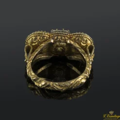 ANILLOS / SORTIJAS Sortija realizada en oro amarillo, circa del siglo xviii, con esmeralda colombiana y dos diamantes.