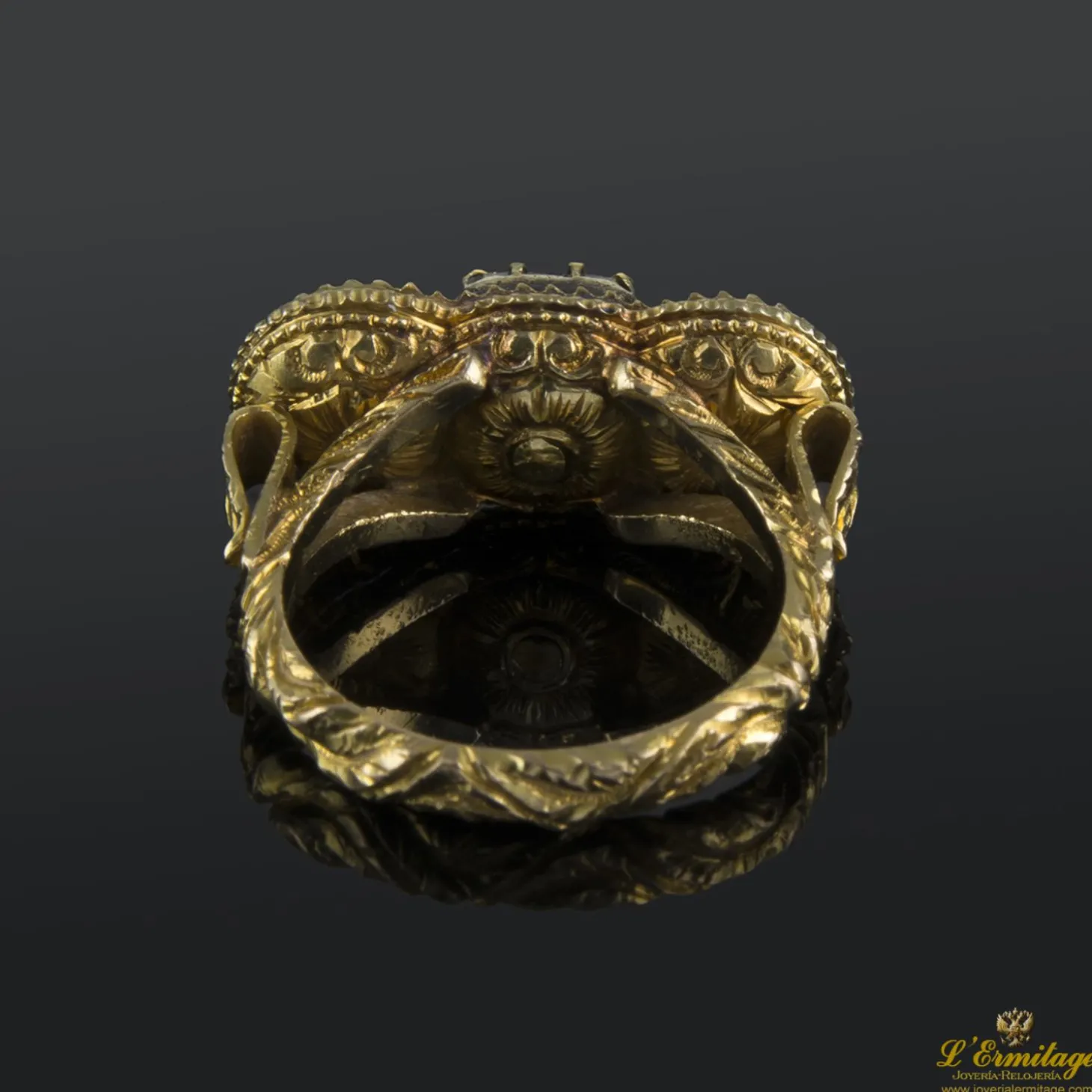 ANILLOS / SORTIJAS Sortija realizada en oro amarillo, circa del siglo xviii, con esmeralda colombiana y dos diamantes.
