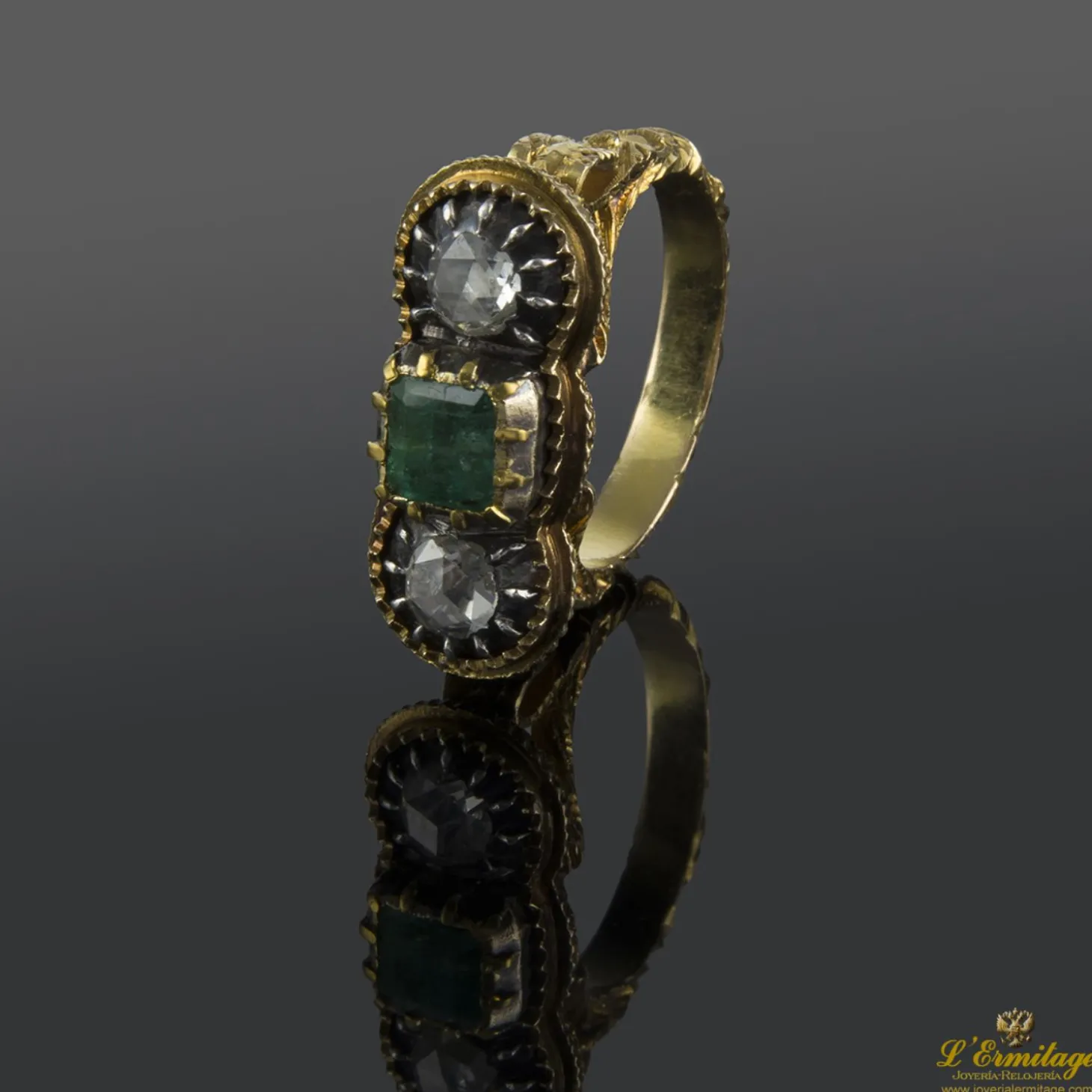 ANILLOS / SORTIJAS Sortija realizada en oro amarillo, circa del siglo xviii, con esmeralda colombiana y dos diamantes.