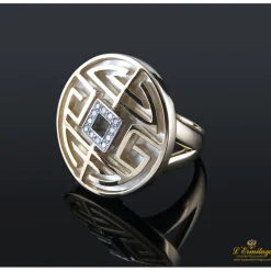 ANILLOS / SORTIJAS Sortija realizada en oro amarillo y oro blanco. Presenta motivos en nácar y centro cuadrado con brillantes.