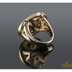 ANILLOS / SORTIJAS Sortija realizada en oro amarillo y oro blanco. Presenta motivos en nácar y centro cuadrado con brillantes.