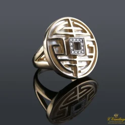 ANILLOS / SORTIJAS Sortija realizada en oro amarillo y oro blanco. Presenta motivos en nácar y centro cuadrado con brillantes.