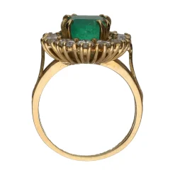 ANILLOS / SORTIJAS Sortija realizada en oro amarillo con esmeralda y brillantes. Talla 15.