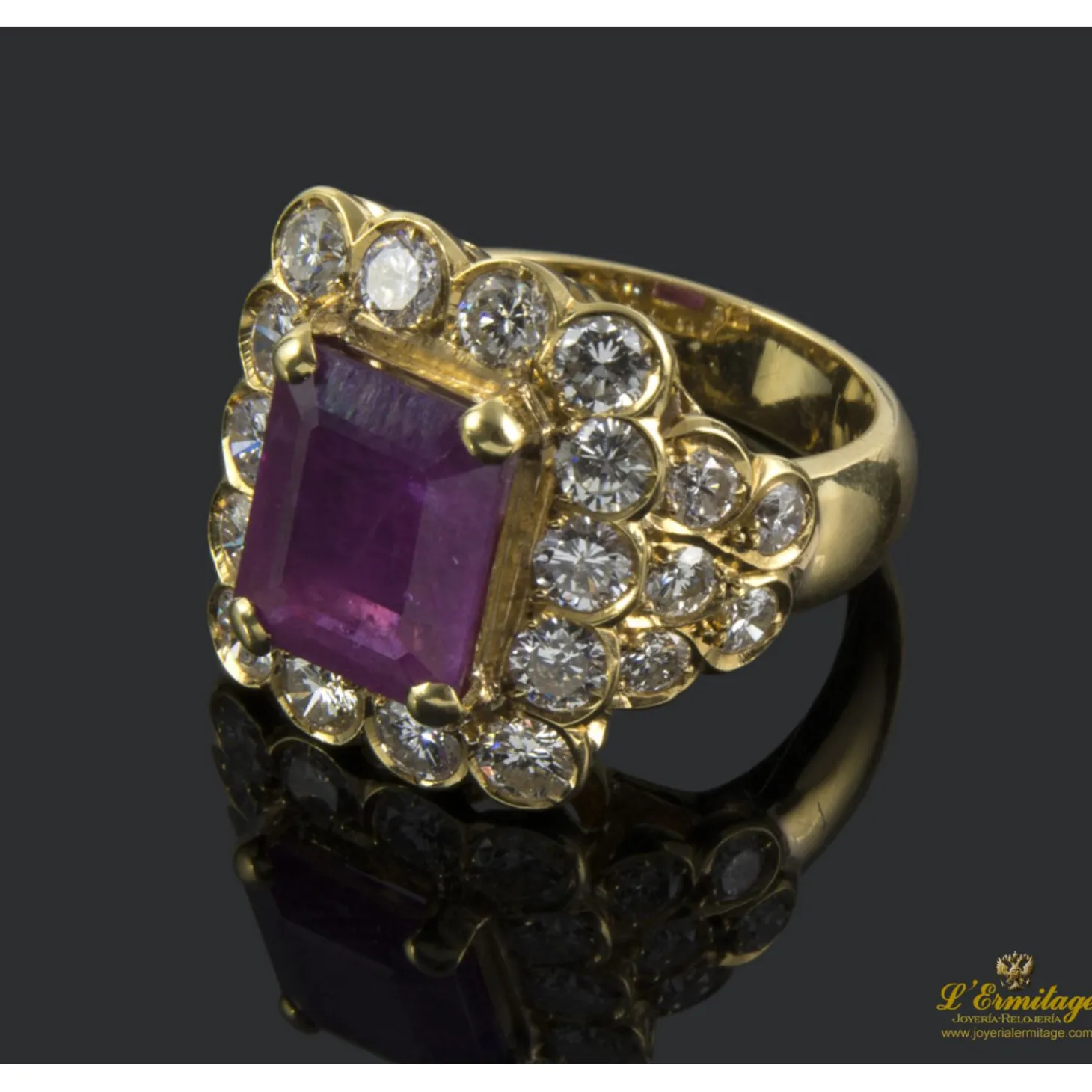 ANILLOS / SORTIJAS Sortija realizada en oro amarillo. Presenta un rubí central natural y orla de brillantes.