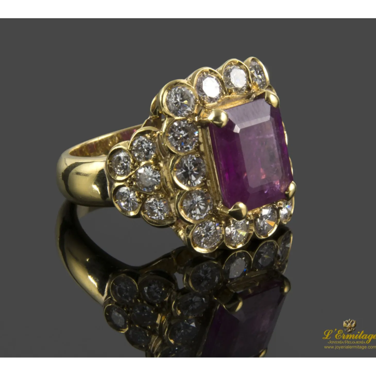 ANILLOS / SORTIJAS Sortija realizada en oro amarillo. Presenta un rubí central natural y orla de brillantes.
