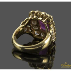 ANILLOS / SORTIJAS Sortija realizada en oro amarillo. Presenta un rubí central natural y orla de brillantes.