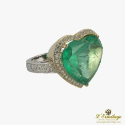 ANILLOS / SORTIJAS Sortija realizada oro amarillo y oro blanco esmeralda corazón y diamantes.