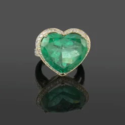 ANILLOS / SORTIJAS Sortija realizada oro amarillo y oro blanco esmeralda corazón y diamantes.