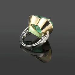 ANILLOS / SORTIJAS Sortija realizada oro amarillo y oro blanco esmeralda corazón y diamantes.