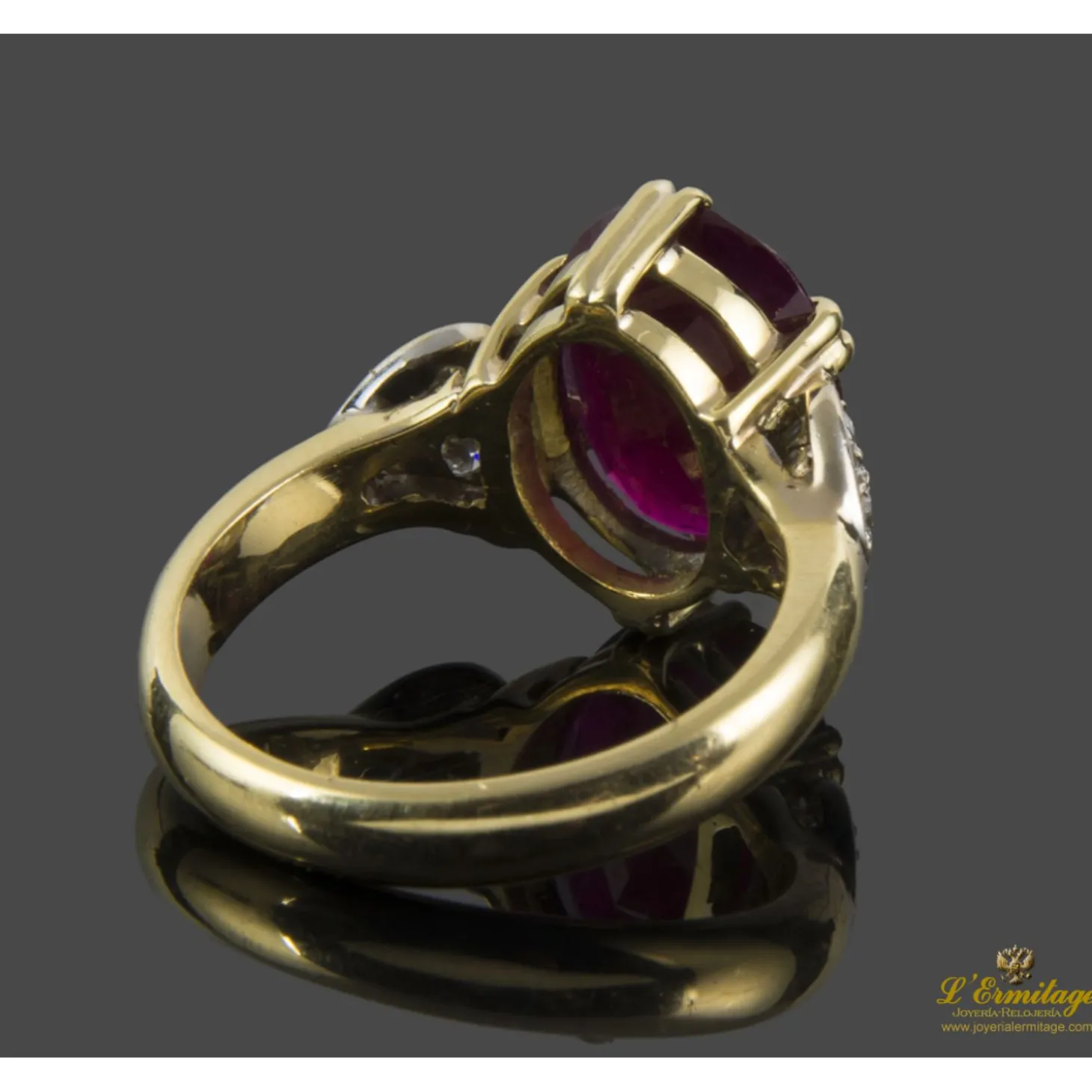 ANILLOS / SORTIJAS Sortija realizada en oro amarillo y oro blanco con un rubí natural y brillantes