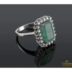 ANILLOS / SORTIJAS Sortija realizada en oro blanco. Presenta una esmeralda natural con orla de brillantes.