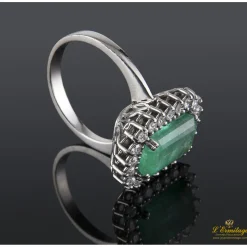 ANILLOS / SORTIJAS Sortija realizada en oro blanco. Presenta una esmeralda natural con orla de brillantes.