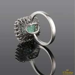 ANILLOS / SORTIJAS Sortija realizada en oro blanco. Presenta una esmeralda natural con orla de brillantes.