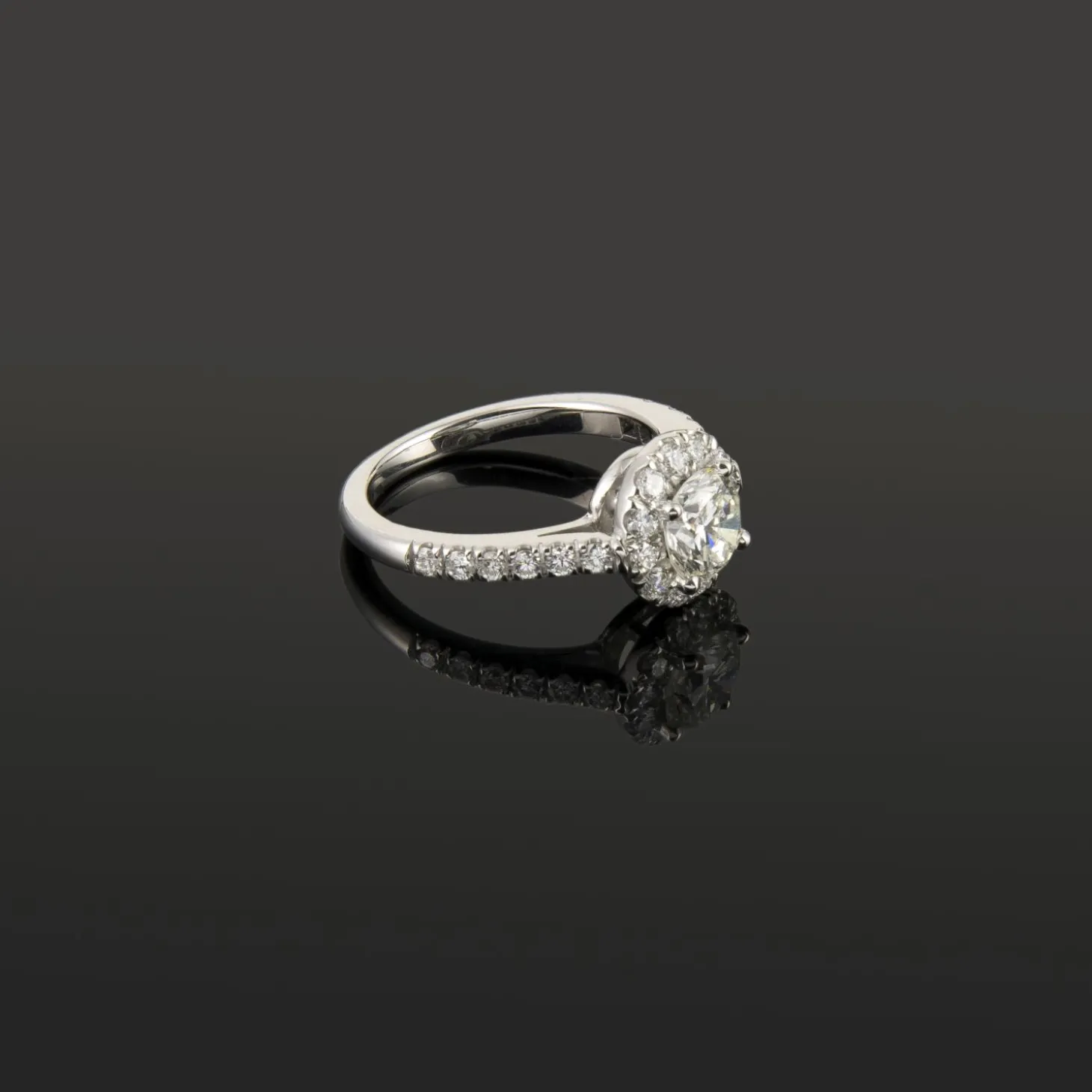 ANILLOS / SORTIJAS Sortija solitario oro blanco y diamantes color g, pureza vs1 y peso 1,06 cts.
