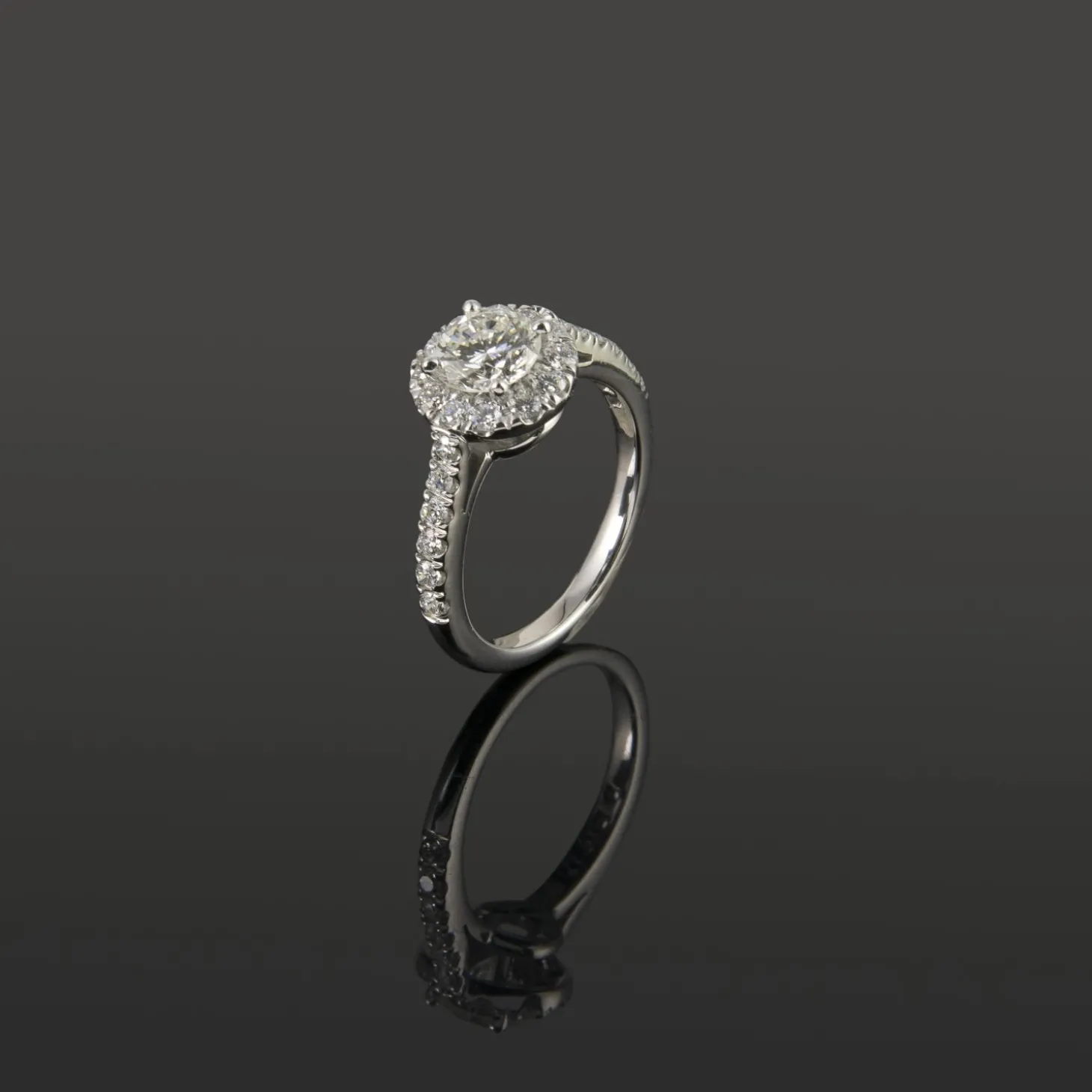 ANILLOS / SORTIJAS Sortija solitario oro blanco y diamantes color g, pureza vs1 y peso 1,06 cts.