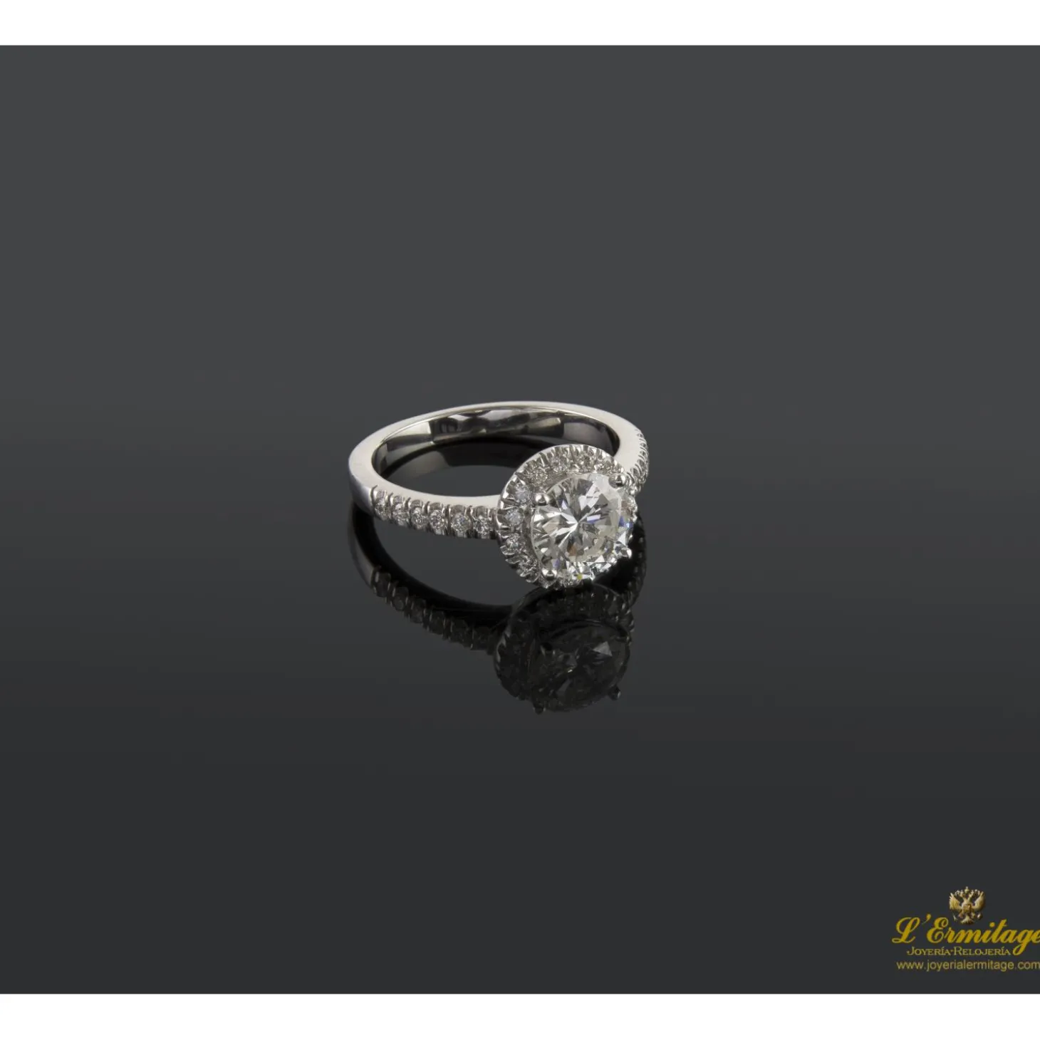 ANILLOS / SORTIJAS Sortija solitario oro blanco y diamantes color g, pureza vs1 y peso 1,31 cts.