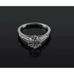 ANILLOS / SORTIJAS Sortija solitario oro blanco y diamantes color g, pureza vs1 y peso 1,41 cts.