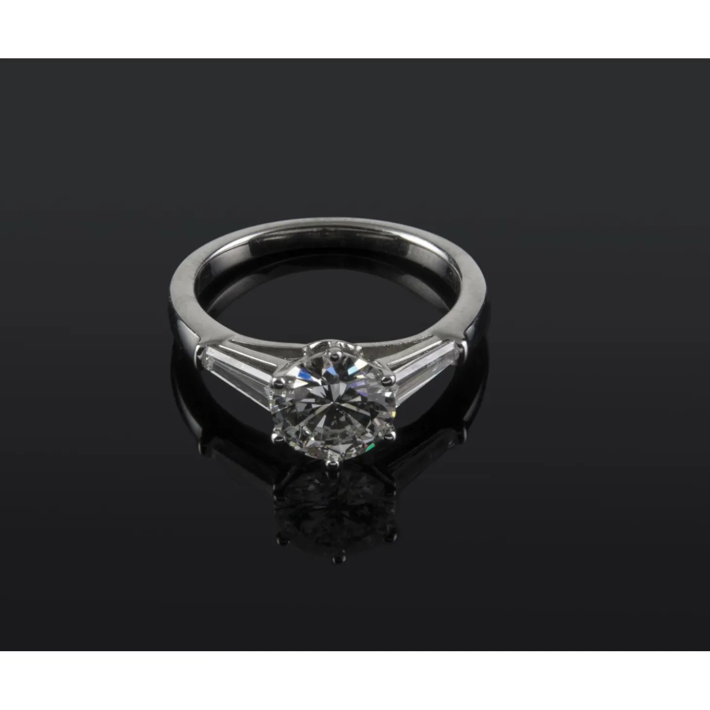 ANILLOS / SORTIJAS Sortija solitario oro blanco y diamantes color g, pureza vs1 y peso 1,41 cts.