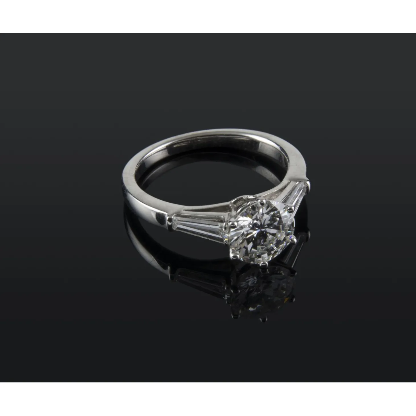 ANILLOS / SORTIJAS Sortija solitario oro blanco y diamantes color g, pureza vs1 y peso 1,41 cts.