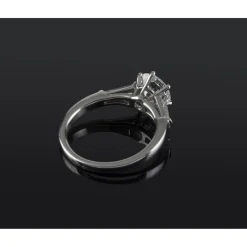 ANILLOS / SORTIJAS Sortija solitario oro blanco y diamantes color g, pureza vs1 y peso 1,41 cts.