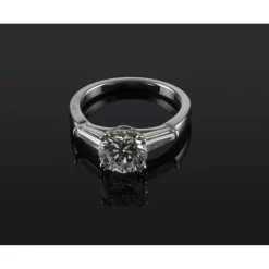 ANILLOS / SORTIJAS Sortija solitario oro blanco y diamantes color h, pureza si1 y peso 1,69 cts.