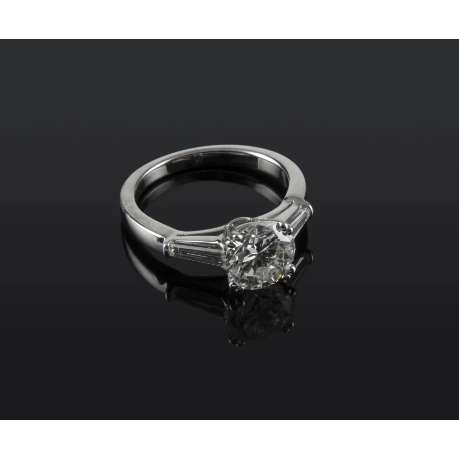 ANILLOS / SORTIJAS Sortija solitario oro blanco y diamantes color h, pureza si1 y peso 1,69 cts.
