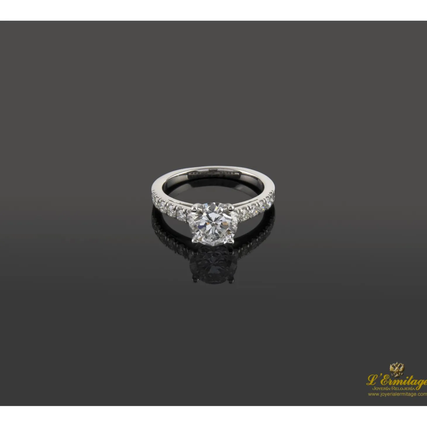 ANILLOS / SORTIJAS Sortija solitario oro blanco y diamantes color f, pureza p1 y peso 1,70 cts.