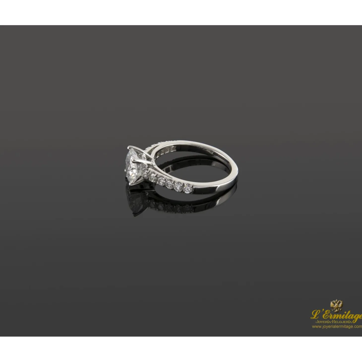 ANILLOS / SORTIJAS Sortija solitario oro blanco y diamantes color f, pureza p1 y peso 1,70 cts.