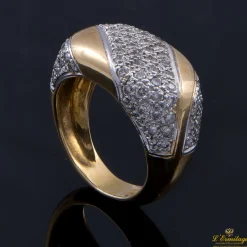 ANILLOS / SORTIJAS Sortija tipo sello realizada en oro amarillo y oro blanco con pavés de brillantes