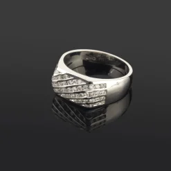 ANILLOS / SORTIJAS Sortija tipo sello en oro blanco con brillantes.
