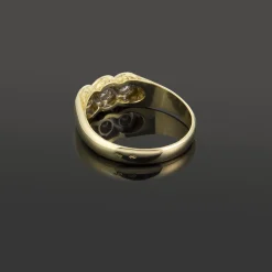 ANILLOS / SORTIJAS Sortija tresillo oro amarillo y diamantes.