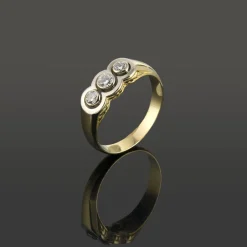 ANILLOS / SORTIJAS Sortija tresillo oro amarillo y diamantes.