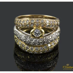 ANILLOS / SORTIJAS Sortija tres aros realizada en oro amarillo, oro blanco y oro rosa. Presenta motivos con brillantes.