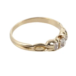 ANILLOS / SORTIJAS Sortija tresillo en oro amarillo con tres diamantes naturales.